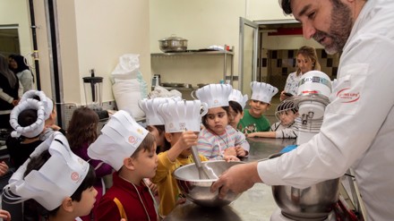 Minik Eller Kendi Ekmeğini Pirişiriyor